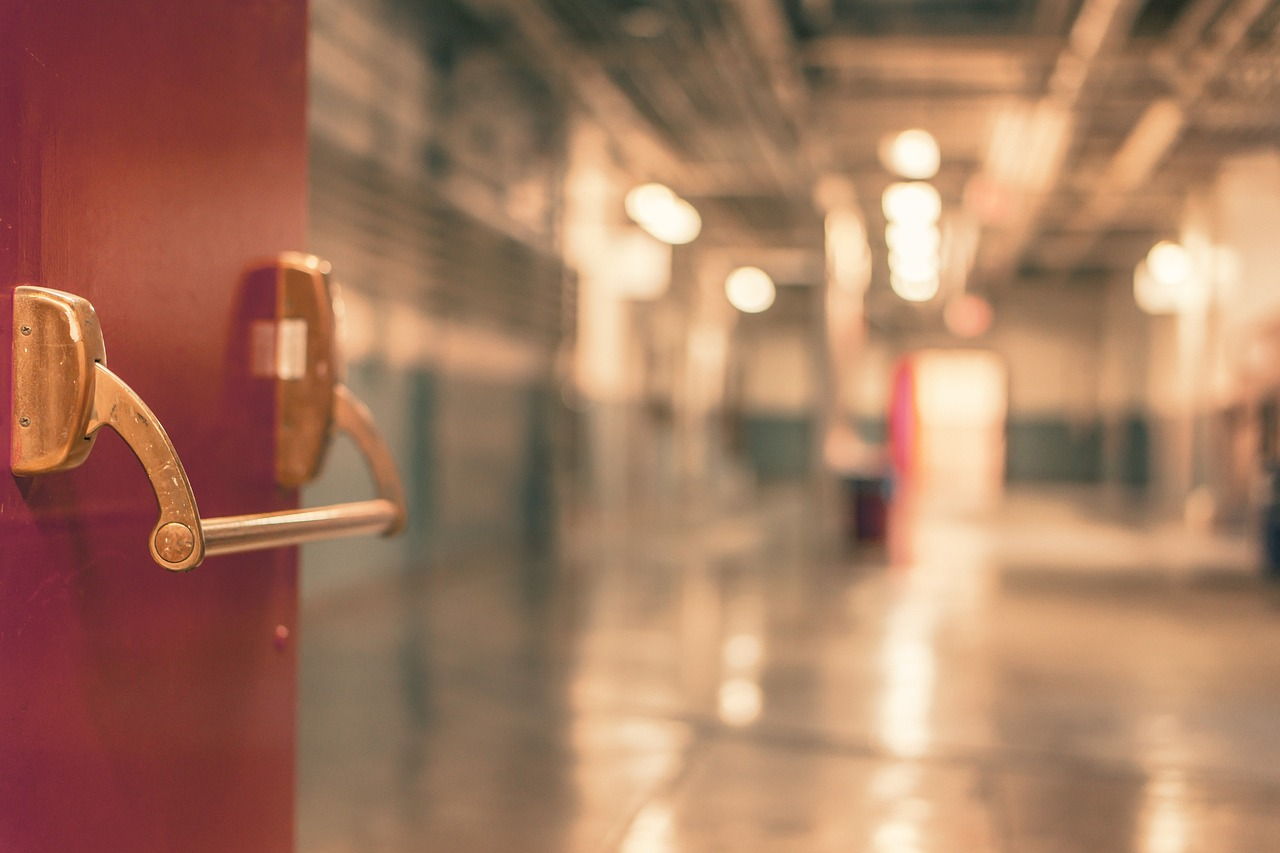 Drzwi do korytarza placówki medycznej z klamką antypaniczną